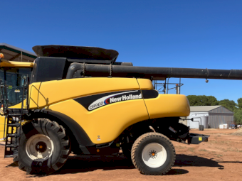 2004 New Holland CR 960 Header with 42ft Honeybee 94C Front with Comb Trailer