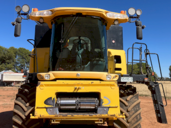 2004 New Holland CR 960 Header with 42ft Honeybee 94C Front with Comb Trailer