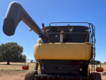 2004 New Holland CR 960 Header with 42ft Honeybee 94C Front with Comb Trailer