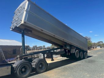 2000 Volvo NH460 Prime Mover with 1996 TOA Hercules Tipper