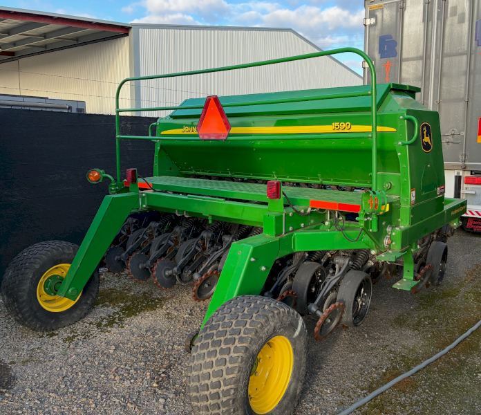 John Deere 1590 Disc Seeder
