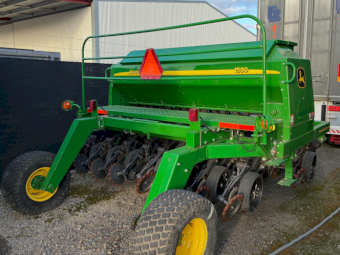 John Deere 1590 Disc Seeder