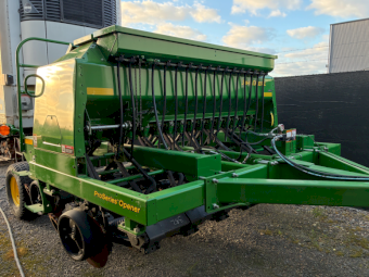 John Deere 1590 Disc Seeder