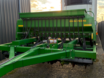 John Deere 1590 Disc Seeder