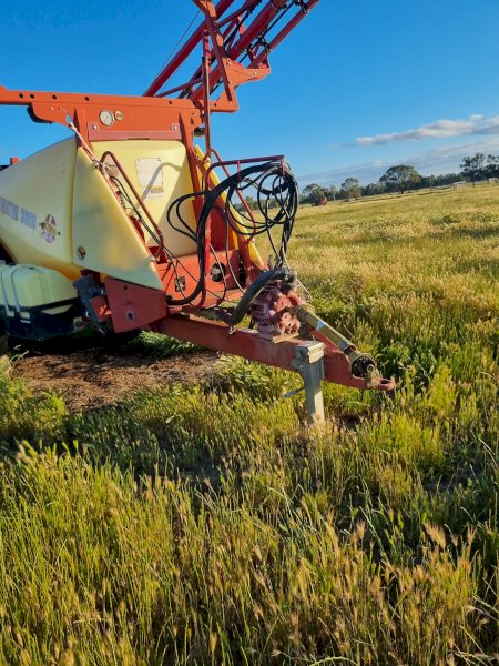 Hardi Navigator 3000 Boom Spray