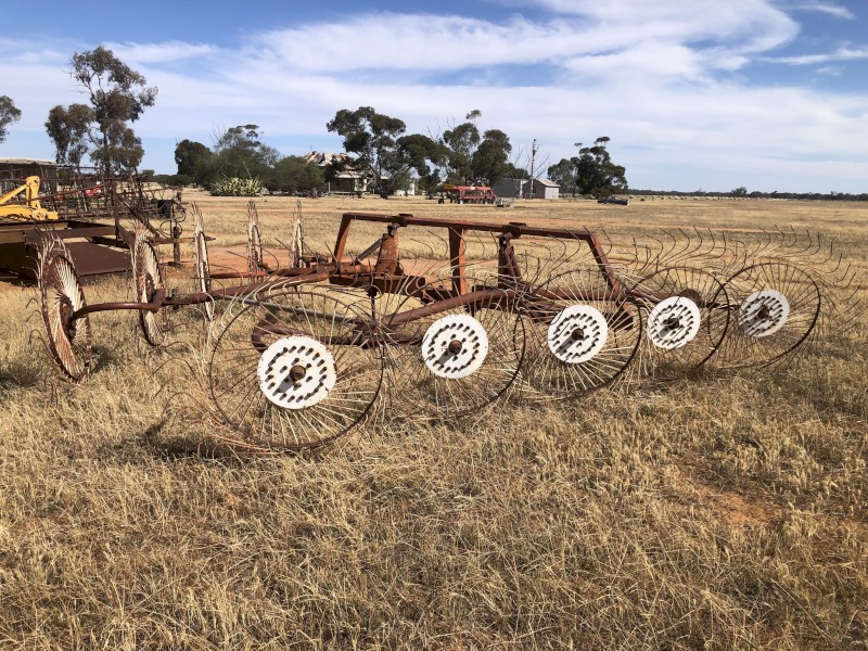 10 wheel V Rake