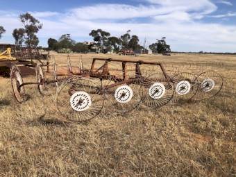 10 wheel V Rake
