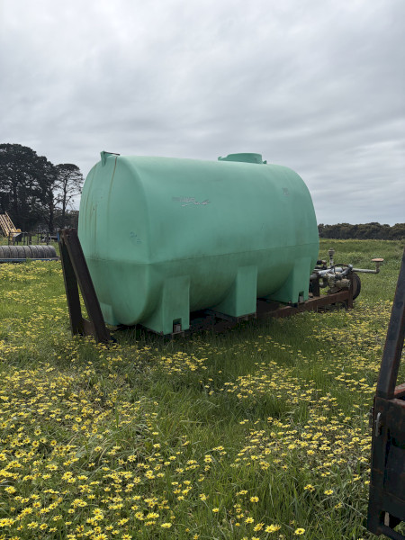 Rapid spray water cartage tank