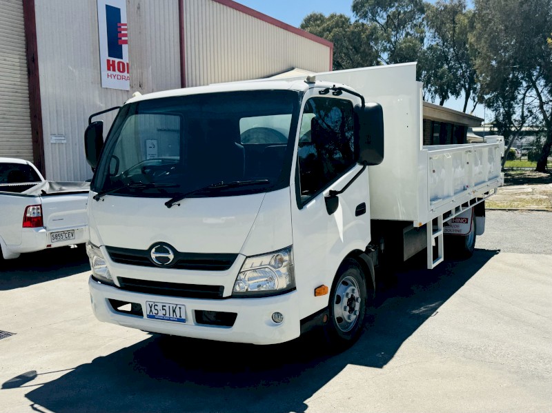 HINO 300 917! 4.5TON PAY LOAD! 3.5 TO  TOWING!