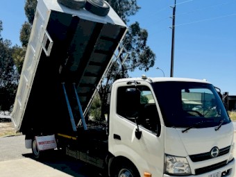 HINO 300 917! 4.5TON PAY LOAD! 3.5 TO  TOWING!