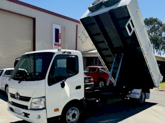 HINO 300 917! 4.5TON PAY LOAD! 3.5 TO  TOWING!