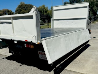 HINO 300 917! 4.5TON PAY LOAD! 3.5 TO  TOWING!