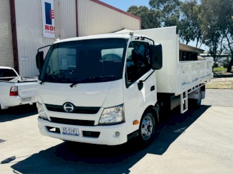 HINO 300 917! 4.5TON PAY LOAD! 3.5 TO  TOWING!