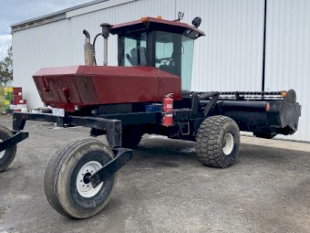 MacDon 9300 Windrower with 920 Front