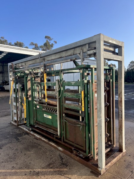 Arrow FarmQuip Q Catch 6100 Cattle Crush and Scales