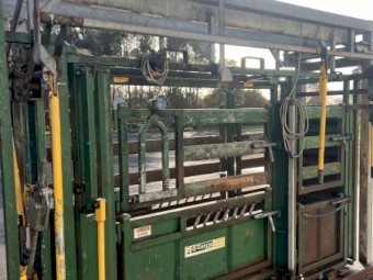 Arrow FarmQuip Q Catch 6100 Cattle Crush and Scales