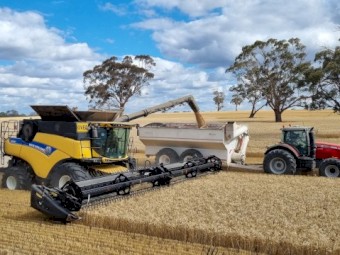 2016 cr9.90 New Holland + 40ft Macdon