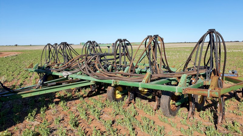 John Deere 1610 Chisel Plow/Seeder
