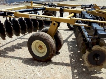 DEMO Taylor-Way 351 Tandem Off Set Disc 40 Plate Demo 4.45mt cut - 24" Disc's