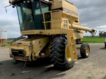 New Holland TR97 Header for sale or wrecking make an offer 