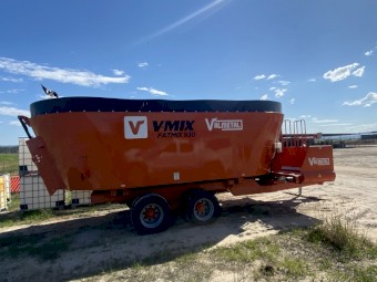 Valmetal 930HD Feed Mixer
