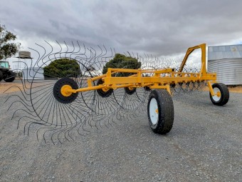 HAY RAKE, 11 wheel inline.