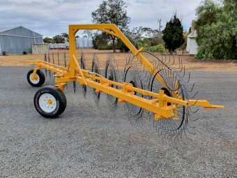 HAY RAKE, 11 wheel inline.