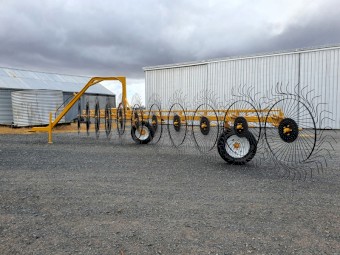 HAY RAKE, 11 wheel inline.