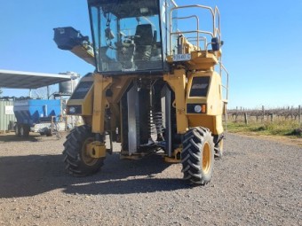 URM Vinestar 1000 Grape Harvestor