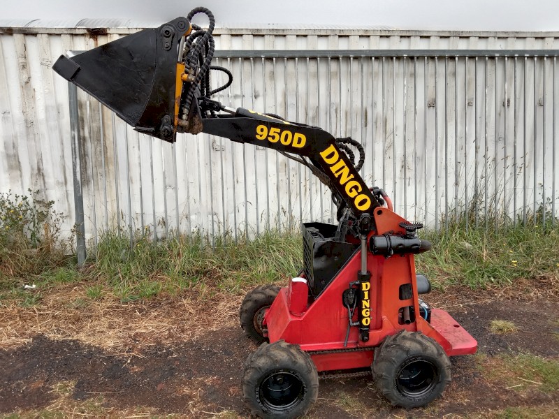 Dingo 950D Skid Steer w/ extra-wide 4-in-1 Bucket