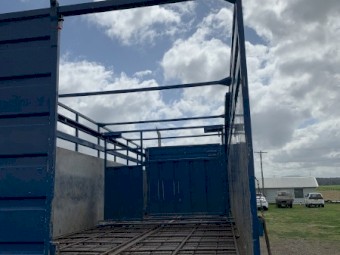 1987 Mercedes Benz 2222 26ft Truck with Cattle crate