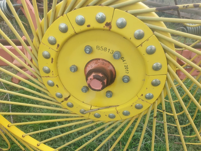 Howard 9 Wheel Rake