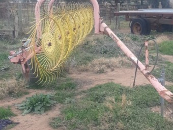 Howard 9 Wheel Rake