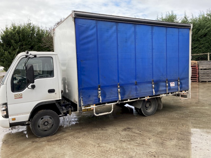 Under Auction - (A177) 2005 Isuzu 200 