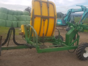 Hustler Trailing Chainless Bale Feeder
