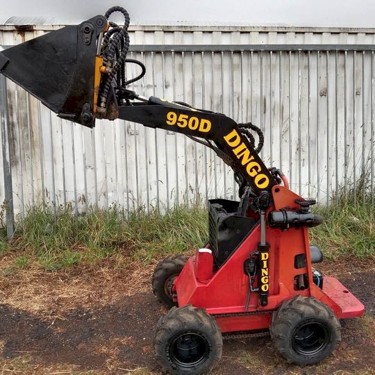 Dingo 950D Skid Steer w/ extra-wide 4-in-1 Bucket