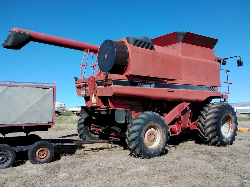 Under Auction - (A157)  1997 Case IH 2388 4WD Header with 1995 36ft MacDon 960 Front & Comb Trailer 