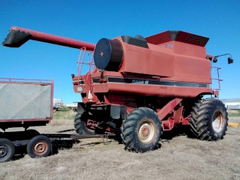 Under Auction - (A157)  1997 Case IH 2388 4WD Header with 1995 36ft MacDon 960 Front & Comb Trailer 