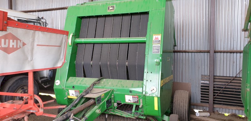 John Deere 566 round baler