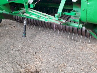 John Deere 566 round baler