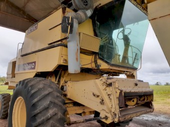 New Holland 8080 header with 30 foot front on trailer