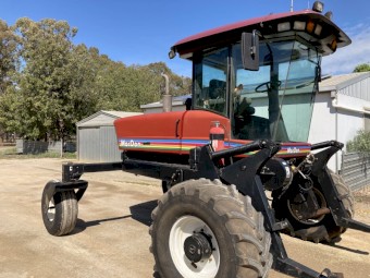 2005 MacDon 9352i Self Propelled Windrower with 25ft Draper Front