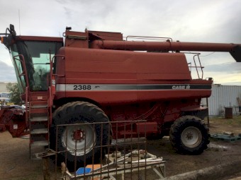CASE IH 2388 Header with Comb front on leith trailer.