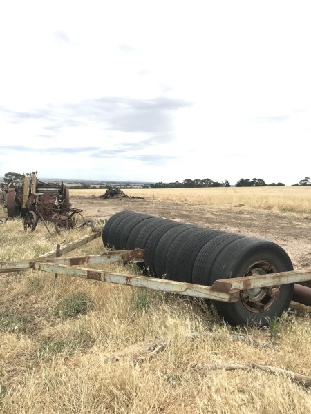 Tyre roller