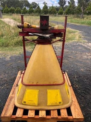 Teagle fertilizer and grass seed spreader
