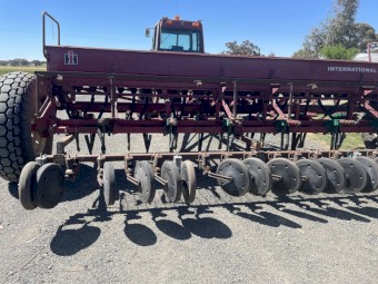 International 511 combine