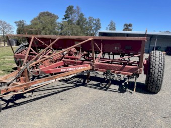 International 511 combine