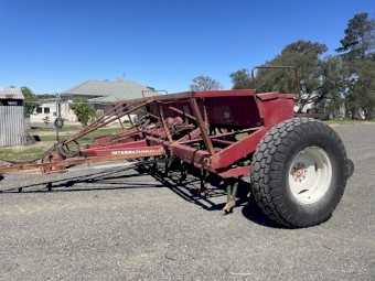 International 511 combine
