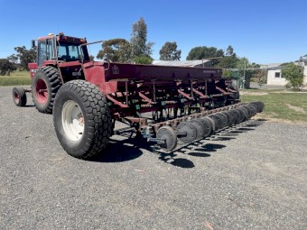 International 511 combine