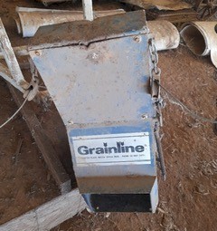 Seed grain and fertiliser divider for tip truck
